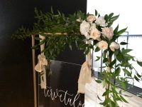 Pieni kultainen kylttiteline