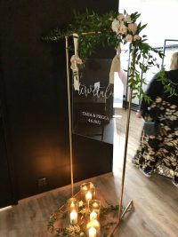 Pieni kultainen kylttiteline