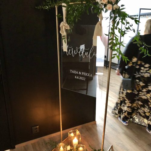 Pieni kultainen kylttiteline