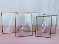 Messinkikehyksiset pöytänumerot