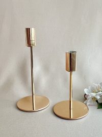 Pelkistetyt kultaiset kynttilänjalat